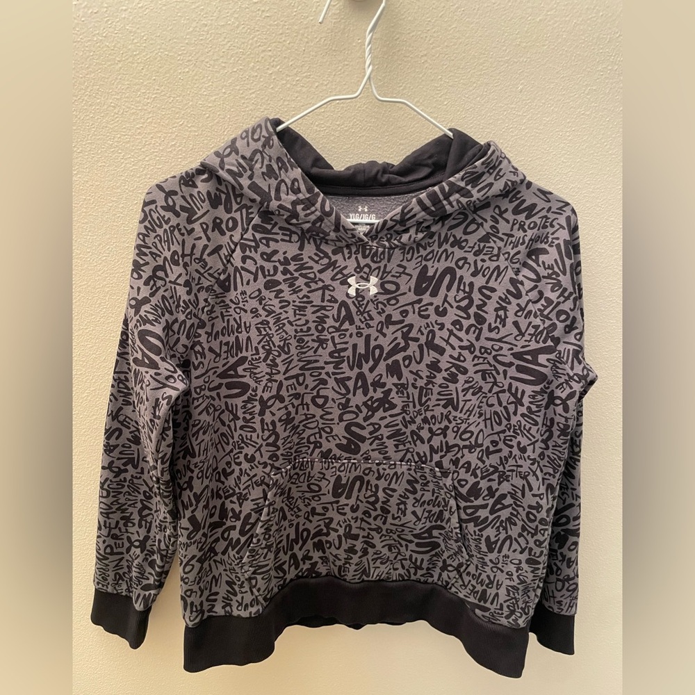 💕Under Armour Charcoal and Black Patterned Hoodie